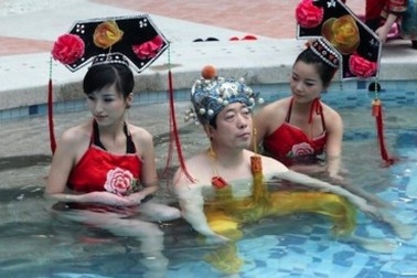 Đại gia Trung Quốc chi "núi" tiền tắm kiểu đế vương