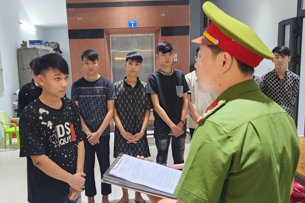 Hàng chục thanh thiếu niên bị bắt chỉ vì cái vẫy tay của người lạ - 1 Hàng chục thanh thiếu niên bị bắt chỉ vì cái vẫy tay của người lạ - 1