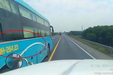 Cảnh xe khách tạt đầu xe container trên cao tốc Cam Lộ - La Sơn