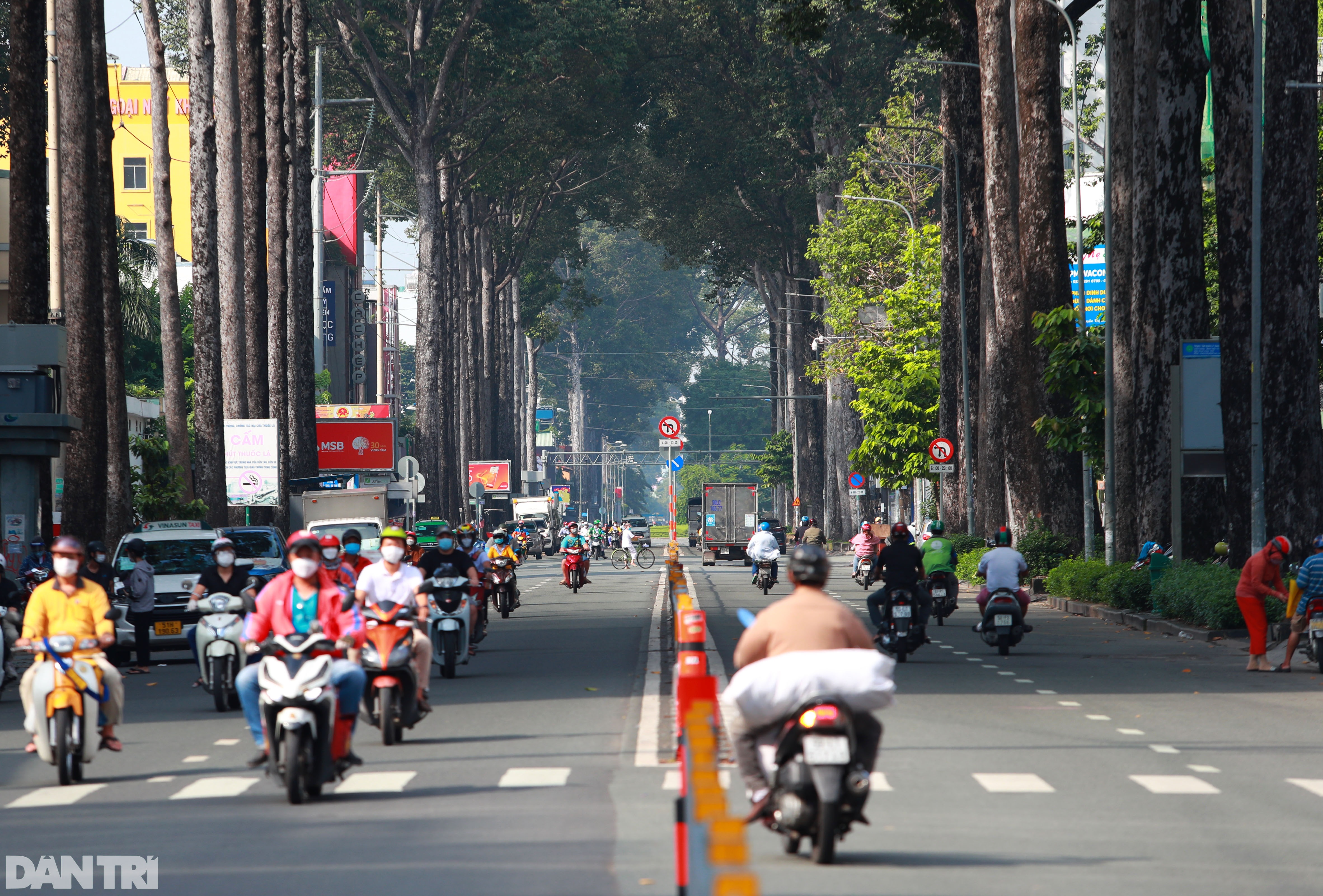 Đường phố TPHCM trước nới lỏng giãn cách: Sáng nhộn nhịp, chiều ùn ứ - 8 Đường phố TPHCM trước nới lỏng giãn cách: Sáng nhộn nhịp, chiều ùn ứ - 8