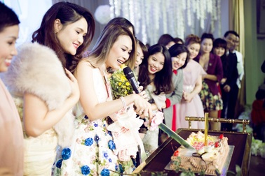 Công ty mỹ phẩm bất ngờ tặng bánh mừng sinh nhật Mỹ Tâm.