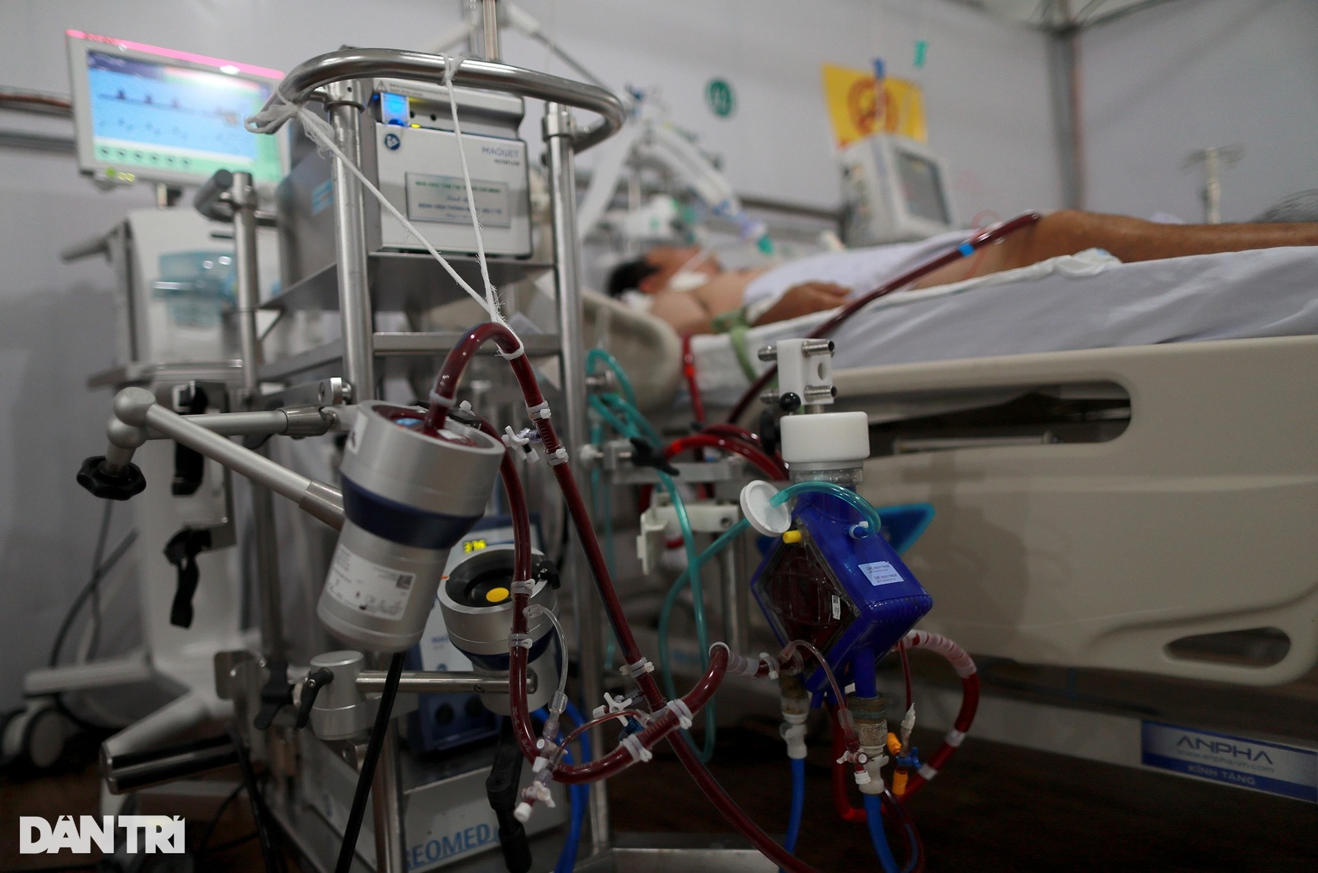 Bệnh viện dã chiến TPHCM quá tải, bệnh nhân phải nằm ghế bố khắp hành lang - 11