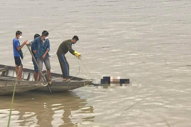 Thi thể phụ nữ đang phân hủy nổi trên sông