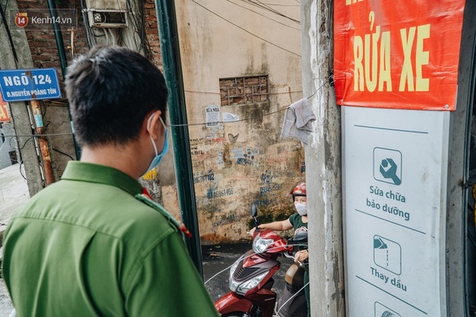 Ảnh: Cận cảnh phong tỏa con ngõ nơi nữ kế toán ở Hà Nội sinh sống, nghiêm ngặt việc nhận hàng từ bên ngoài - Ảnh 5. Ảnh: Cận cảnh phong tỏa con ngõ nơi nữ kế toán ở Hà Nội sinh sống, nghiêm ngặt việc nhận hàng từ bên ngoài - Ảnh 5.