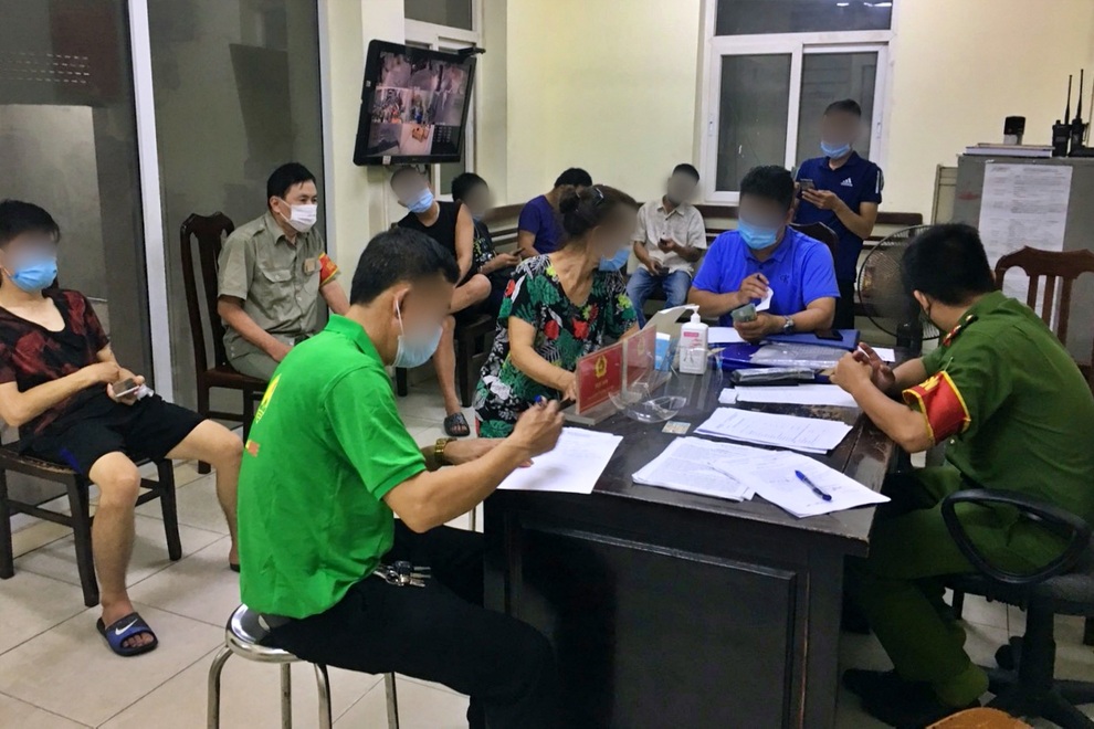 Hà Nội: Bắt tại trận 9 trường hợp trèo rào, vượt đê rời khu phong tỏa - 2 Hà Nội: Bắt tại trận 9 trường hợp trèo rào, vượt đê rời khu phong tỏa - 2