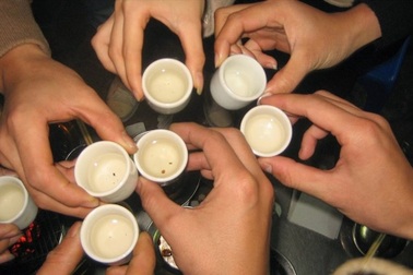 Ngày Tết, bàn về văn hóa "rượu uống người?"