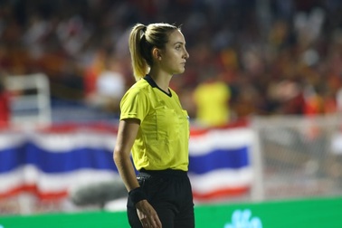 Vẻ đẹp nữ trọng tài làm việc ở trận chung kết bóng đá nữ gây sốt