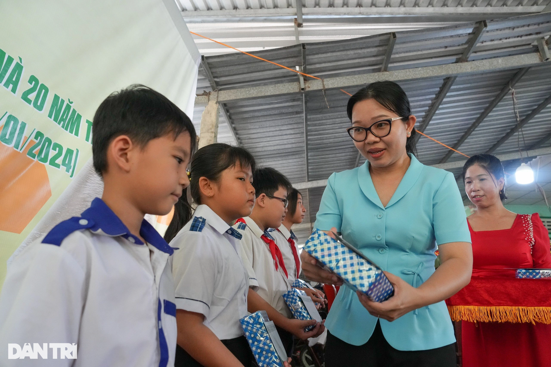 Thêm cây cầu Dân trí giúp con trẻ thoát cảnh bơi xuồng qua sông - 8 Thêm cây cầu Dân trí giúp con trẻ thoát cảnh bơi xuồng qua sông - 8