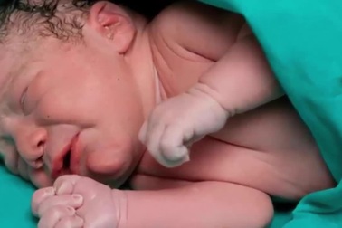 Sốc: Cô gái trẻ sinh con rồi vứt vào trong thùng rác trên máy bay