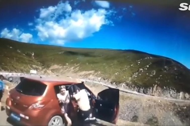 Quên kéo phanh tay, ô tô lao xuống vực khiến hành khách không kịp trở tay