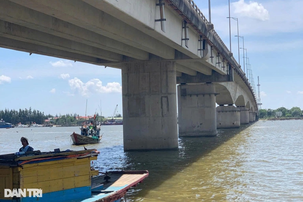Cô gái đi xe máy lên cầu Cửa Việt rồi bất ngờ gieo mình xuống sông - 1 Cô gái đi xe máy lên cầu Cửa Việt rồi bất ngờ gieo mình xuống sông - 1