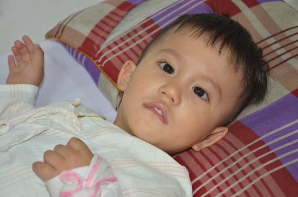 Nhói lòng ánh mắt khao khát sống của cậu bé 3 tuổi bị dày vò trong bệnh tật - 1 Nhói lòng ánh mắt khao khát sống của cậu bé 3 tuổi bị dày vò trong bệnh tật - 1