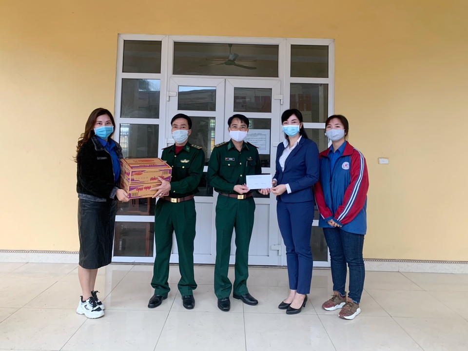 Các HS ủng hộ Biên phòng 61 triệu đồng, bé gái đập lợn tặng chốt kiểm soát - 1 Các HS ủng hộ Biên phòng 61 triệu đồng, bé gái đập lợn tặng chốt kiểm soát - 1