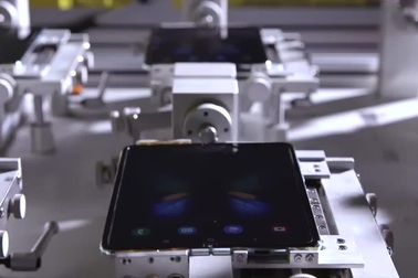Samsung “khoe” quá trình thử nghiệm độ bền Galaxy Fold bằng cách đóng, mở liên tục, như cách mà Cnet đã sử dụng