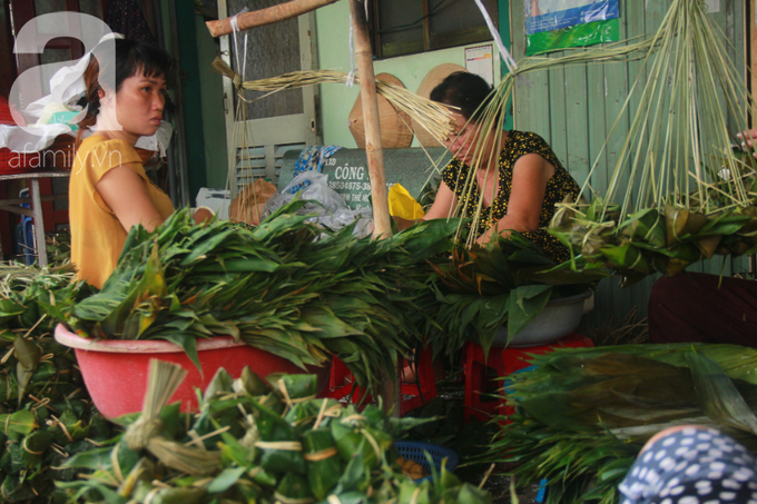 Xóm bánh ú tro lừng danh nửa thế kí ở Sài Gòn, đỏ lửa 5 ngày đêm nấu bánh dịp Tết Đoan Ngọ - Ảnh 2. Xóm bánh ú tro lừng danh nửa thế kí ở Sài Gòn, đỏ lửa 5 ngày đêm nấu bánh dịp Tết Đoan Ngọ - Ảnh 2.