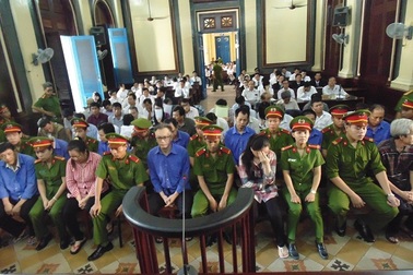 31 cán bộ hải quan tiếp tay doanh nghiệp chiếm đoạt tiền nhà nước hầu tòa