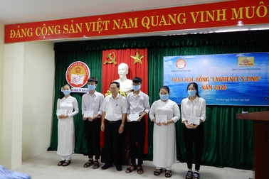 Đà Nẵng: Trao 25 suất học bổng đến học sinh vượt khó vươn lên trong học tập