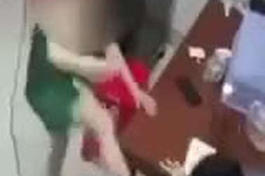 Clip mẹ ruột đánh đập con ở TPHCM gây phẫn nộ