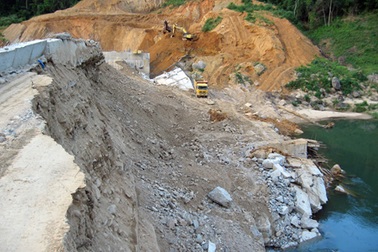 Tiếp tục xây dựng thủy điện "bị xe ben húc đổ"