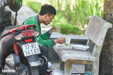 Vỉa hè, ghế đá trở thành... "bàn ăn" bất đắc dĩ giữa trưa hè nắng "cháy da"