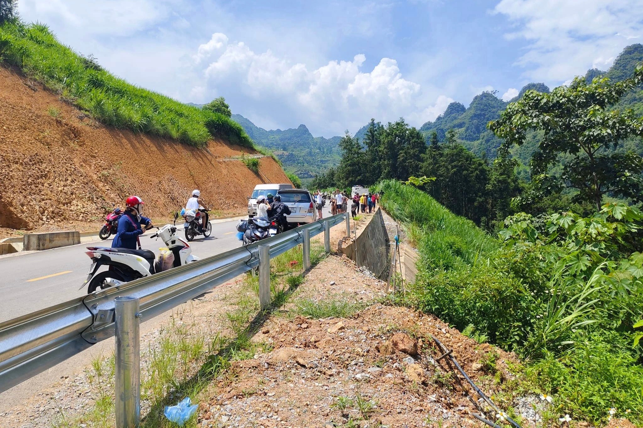 Ô tô lao xuống vực sâu ở Hà Giang rồi bốc cháy, 2 người thương vong - 1