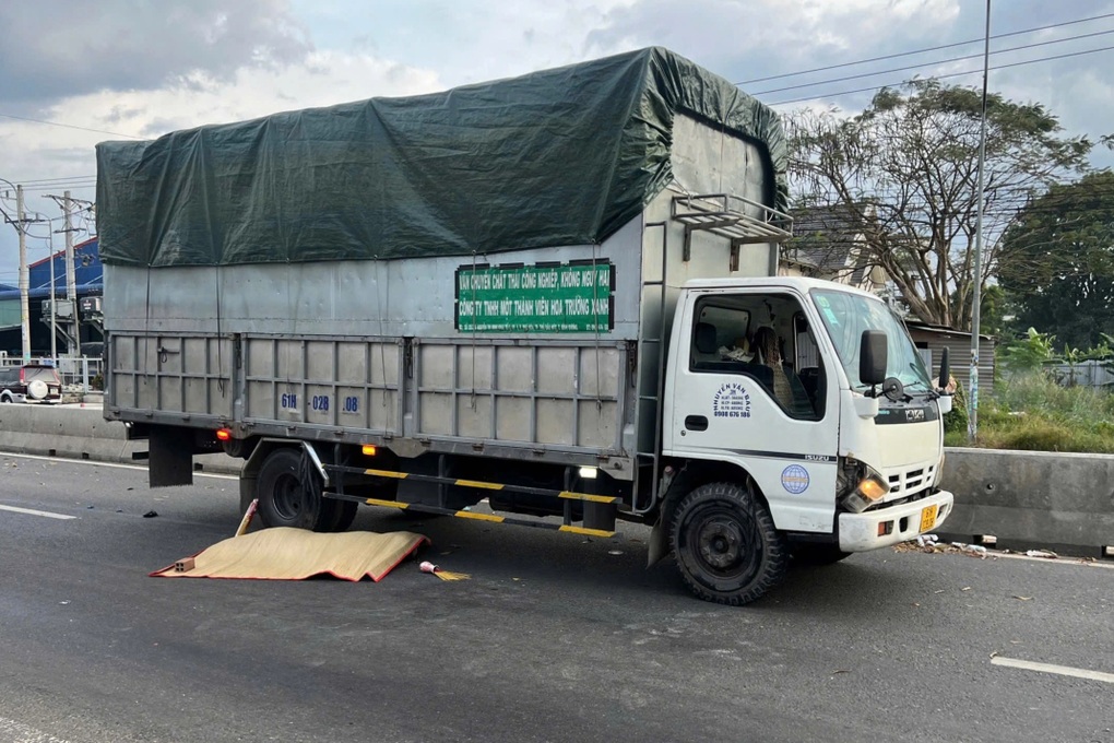 Hai người tử vong dưới bánh xe tải ở Bình Dương - 1 Hai người tử vong dưới bánh xe tải ở Bình Dương - 1