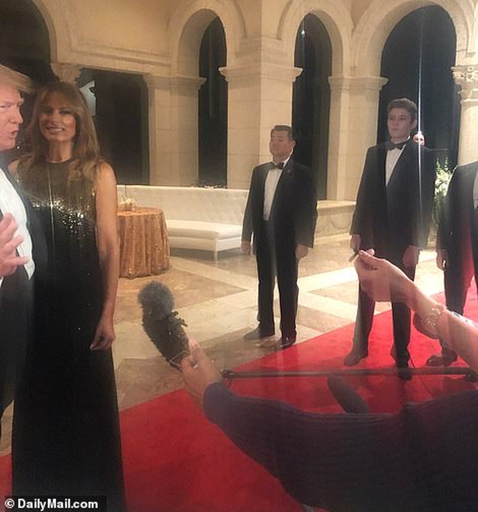 Dự tiệc năm mới, cậu út nhà Trump nổi bật với chiều cao 1,9 mét - 2 Dự tiệc năm mới, cậu út nhà Trump nổi bật với chiều cao 1,9 mét - 2