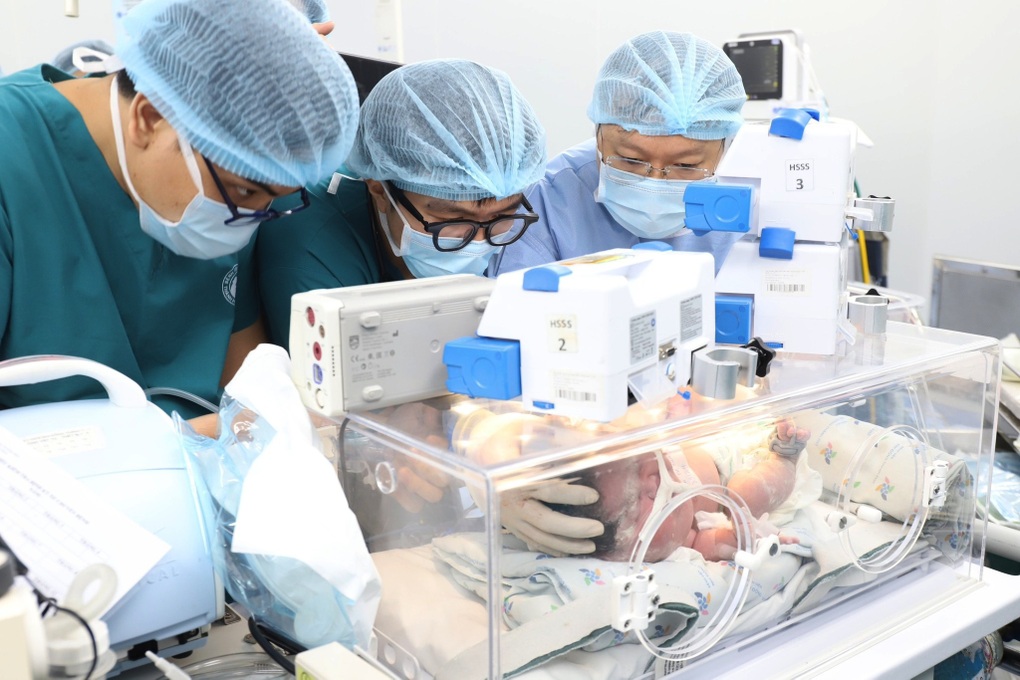Bé trai bị khối u làm biến dạng mặt, chèn ép đường thở từ trong bụng mẹ - 2 Bé trai bị khối u làm biến dạng mặt, chèn ép đường thở từ trong bụng mẹ - 2