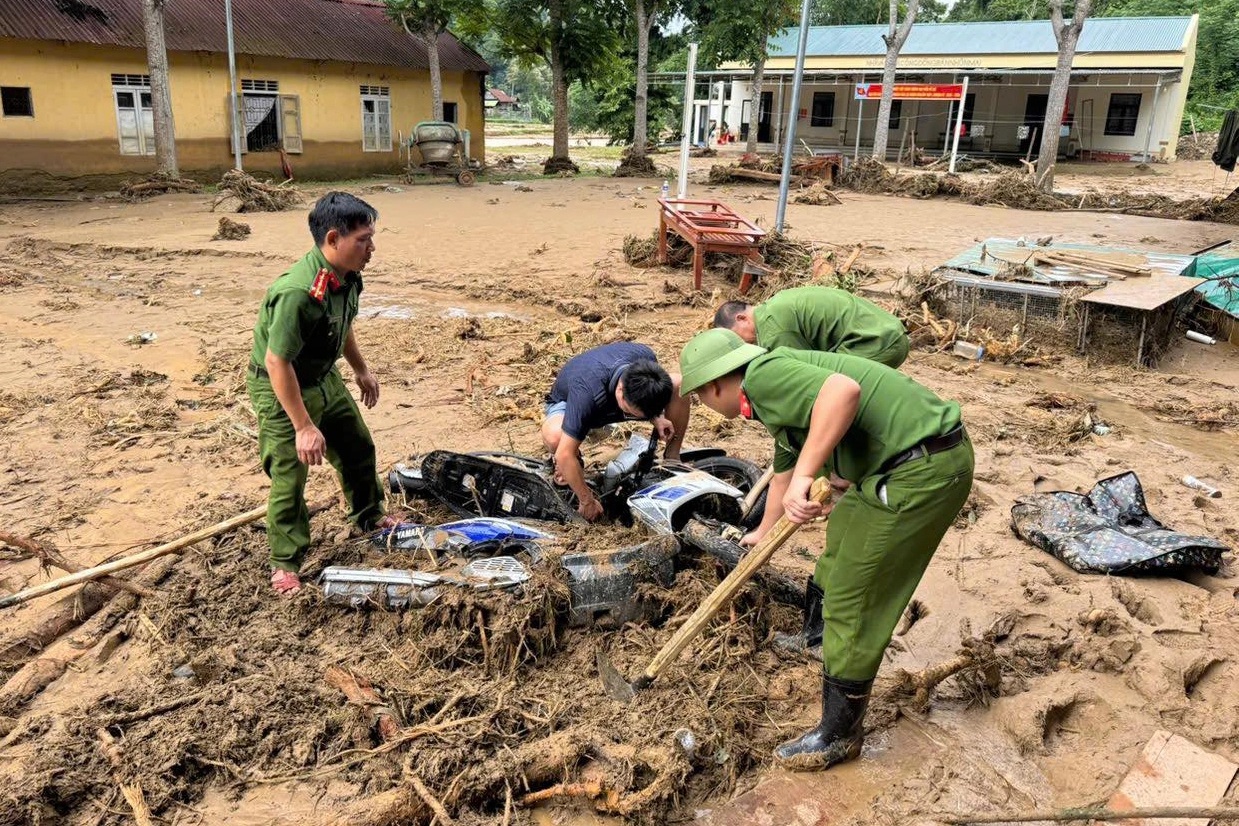 Trung úy công an lặng người trước cảnh nhà mình sau những ngày lo việc dân - 1 Trung úy công an lặng người trước cảnh nhà mình sau những ngày lo việc dân - 1