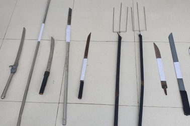 Hàng chục thanh thiếu niên vung vũ khí chém nhau như phim hành động