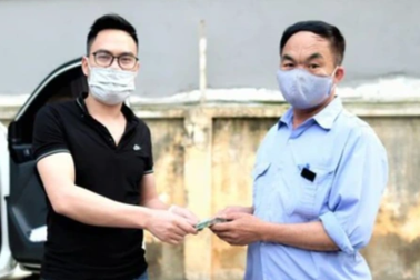 Bảo vệ bệnh viện nhặt được 50 triệu đồng ở bãi xe tìm cách trả lại khổ chủ