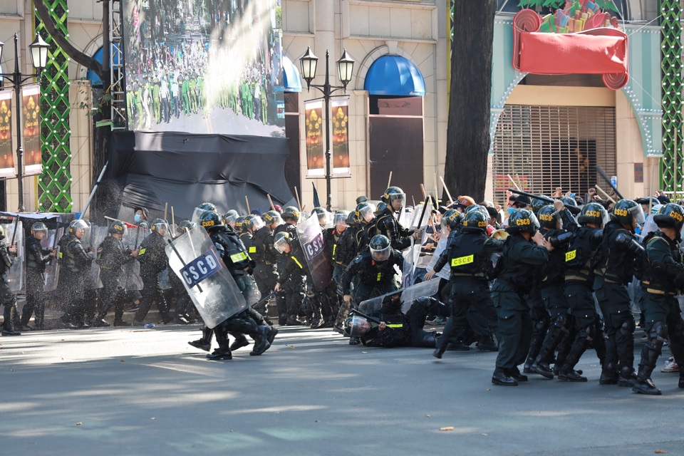 Xem diễn tập chống gây rối trật tự tại TPHCM - 7 Xem diễn tập chống gây rối trật tự tại TPHCM - 7