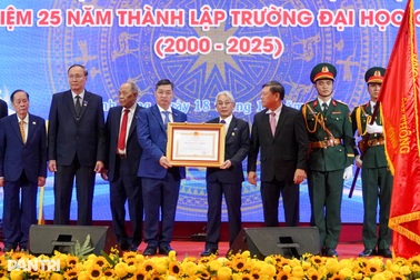 Ngôi trường 25 năm tuổi ở miền Tây đón nhận Huân chương lao động hạng Nhì
