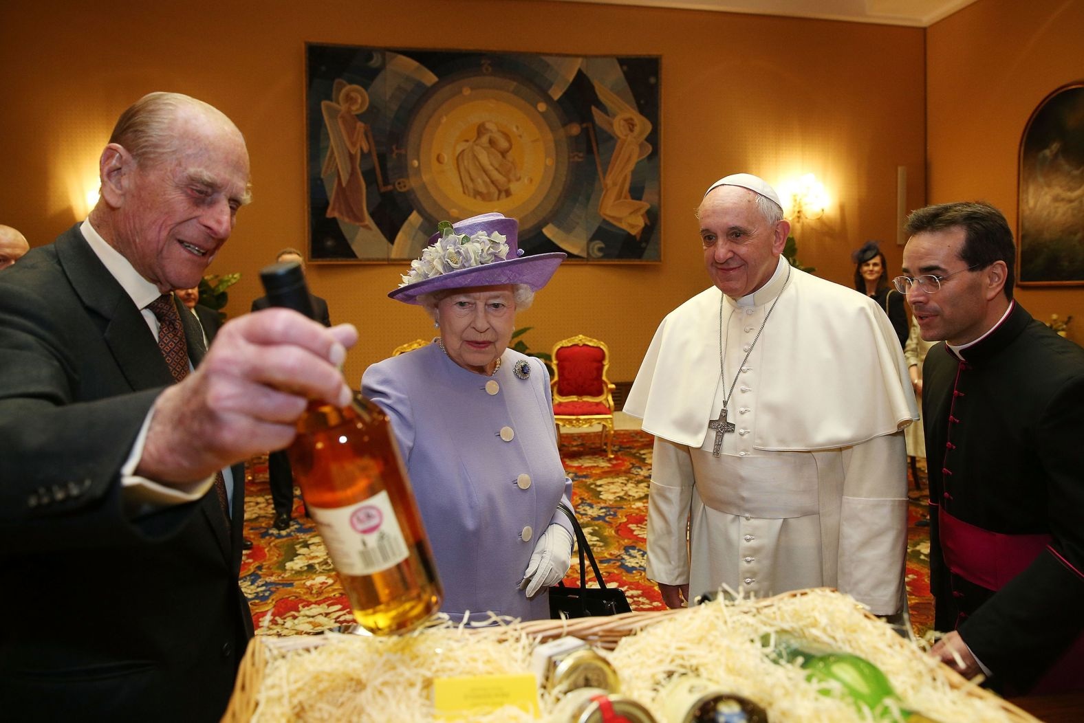 Nữ hoàng Anh Elizabeth II và Hoàng thân Philip diện kiến Giáo hoàng trong chuyến thăm Rome vào tháng 4/2014 (Ảnh: Getty).