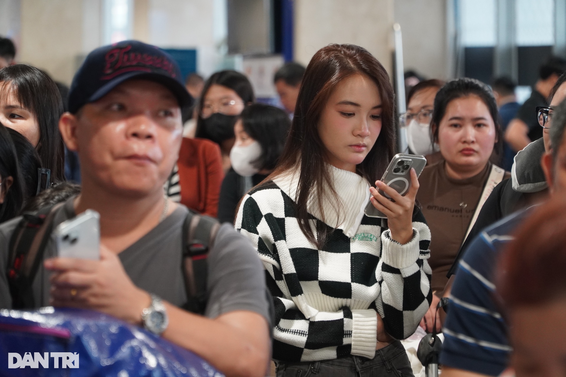 Cửa ngõ TPHCM, sân bay Tân Sơn Nhất kẹt cứng khi người dân về quê nghỉ Tết - 12 Cửa ngõ TPHCM, sân bay Tân Sơn Nhất kẹt cứng khi người dân về quê nghỉ Tết - 12