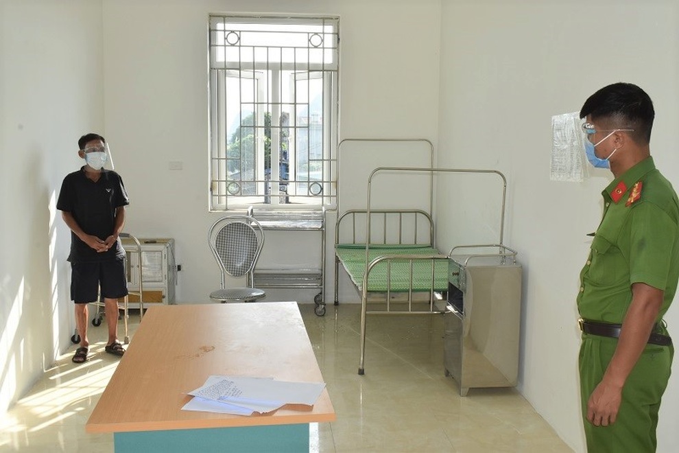 Từ Hà Nam về Ninh Bình ăn cơm, 2 người đàn ông bị xử phạt vì không khai báo - 2 Từ Hà Nam về Ninh Bình ăn cơm, 2 người đàn ông bị xử phạt vì không khai báo - 2