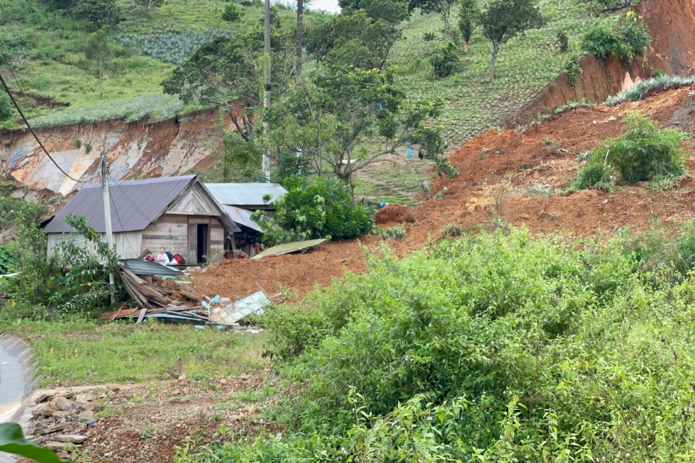 Người dân miền Trung lại quay cuồng trong mưa lũ, lốc xoáy, sạt lở - 6 Người dân miền Trung lại quay cuồng trong mưa lũ, lốc xoáy, sạt lở - 6