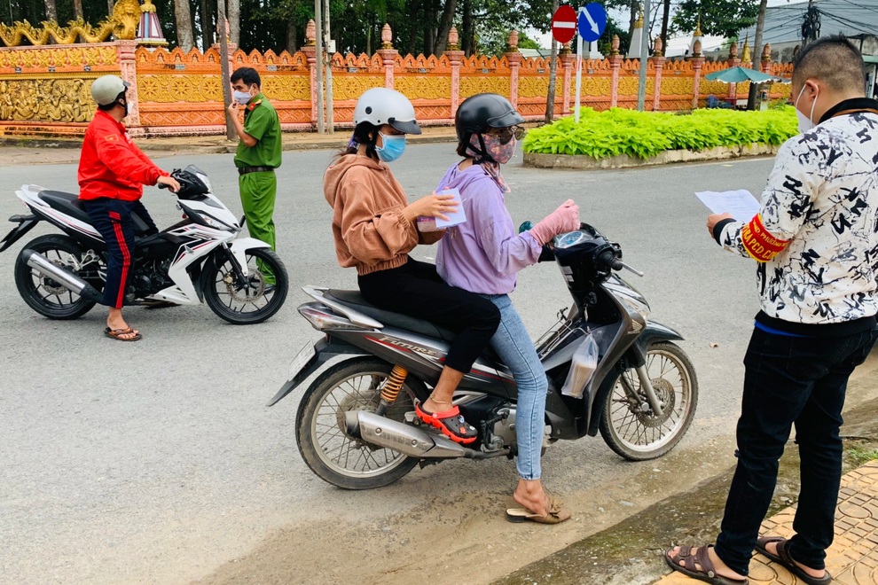 Hàng ngàn dân vùng dịch về quê, Sóc Trăng đề nghị ngưng cấp giấy đi đường - 5 Hàng ngàn dân vùng dịch về quê, Sóc Trăng đề nghị ngưng cấp giấy đi đường - 5