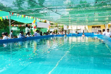 Khai trương hồ bơi di động trong trường học