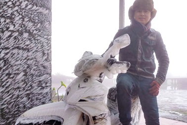 Băng giá phủ trắng xóa, xe máy cũng đóng băng ở Mẫu Sơn