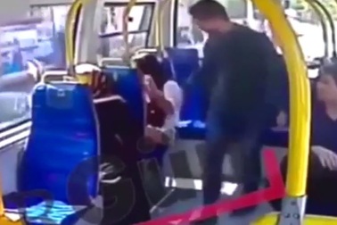 Cô gái bị hành hung trên xe buýt vì tội... mặc quần soóc