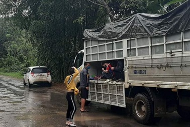 Xe tải "giấu" 15 người vượt chốt kiểm soát Covid-19