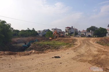 Tin dữ dội dồn dập, đất nền lao dốc, gặp khó dòng tiền