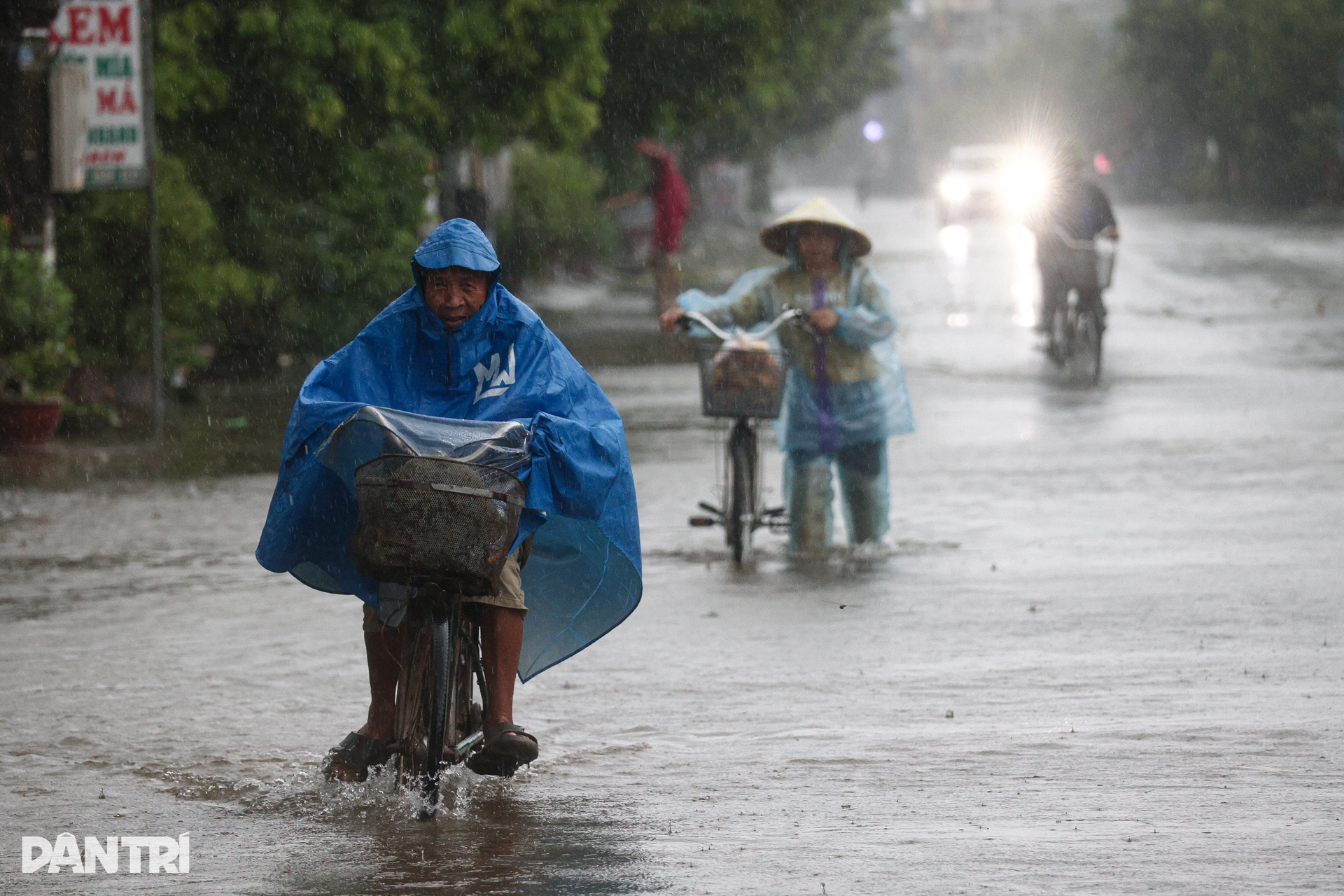 Ninh Bình chìm trong biển nước trước giờ bão Wipha đổ bộ - 6 Ninh Bình chìm trong biển nước trước giờ bão Wipha đổ bộ - 6