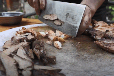 Rùng mình với đặc sản ăn kèm nước sốt làm từ... tiết lợn tươi