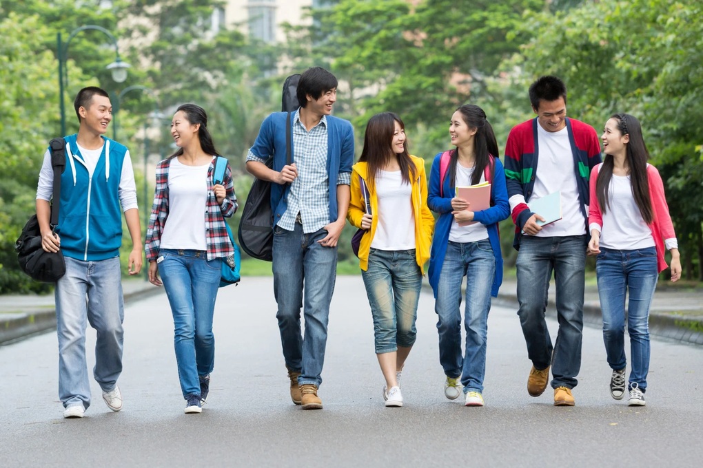 Hiệu phó bị ném đá vì nói nữ sinh làm đẹp đi học để thu hút bạn nam - 1 Hiệu phó bị ném đá vì nói nữ sinh làm đẹp đi học để thu hút bạn nam - 1