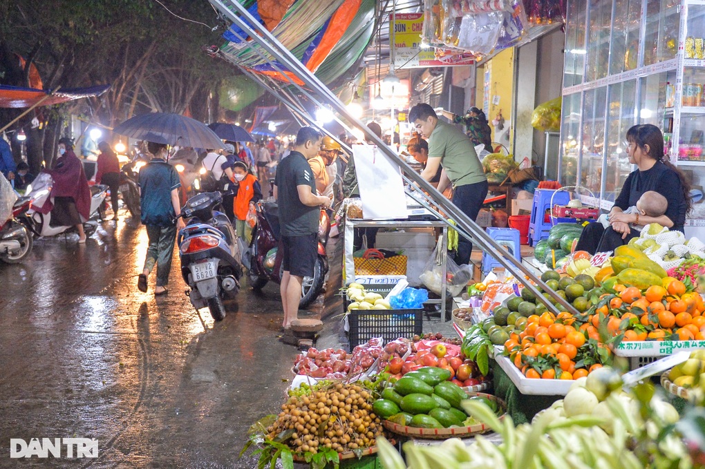 Hà Nội: Chợ cóc, xe ô tô lấn chiếm vỉa hè ở khu đô thị HH Linh Đàm - 2 Hà Nội: Chợ cóc, xe ô tô lấn chiếm vỉa hè ở khu đô thị HH Linh Đàm - 2