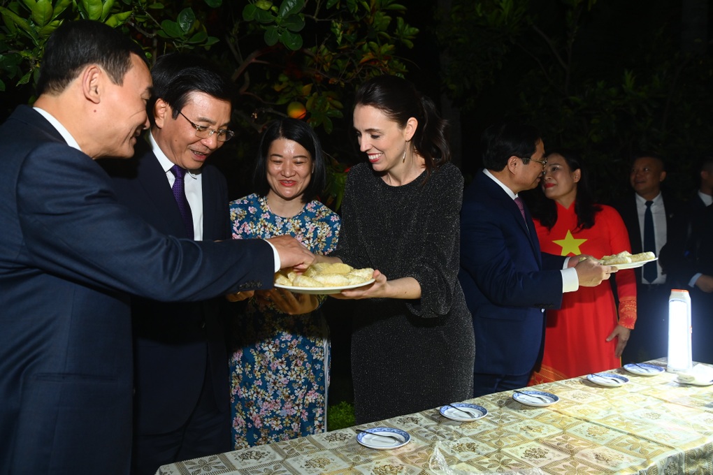 Thủ tướng New Zealand thưởng thức bưởi trong vườn quả Bác Hồ - 5 Thủ tướng New Zealand thưởng thức bưởi trong vườn quả Bác Hồ - 5