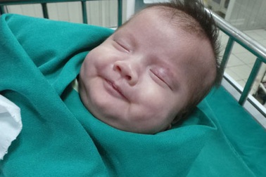 Con lọt lòng bị suy thận cấp, mẹ nguy kịch vì phải chạy thận