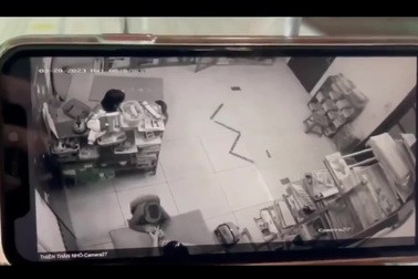 Clip cô giáo dùng tay "tác động" liệc tục vào đầu trẻ tự kỷ